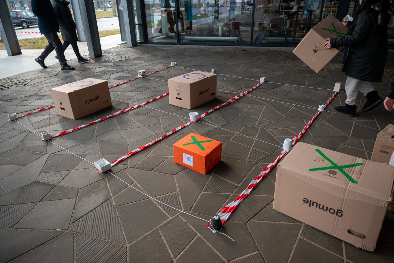 To børn i gang med at lege "kryds og bolle" med store papkasse-brikker på Torvet ved RessourceCenter Vejle i forbindelsen med fejringen af RCV's 2-års fødselsdag