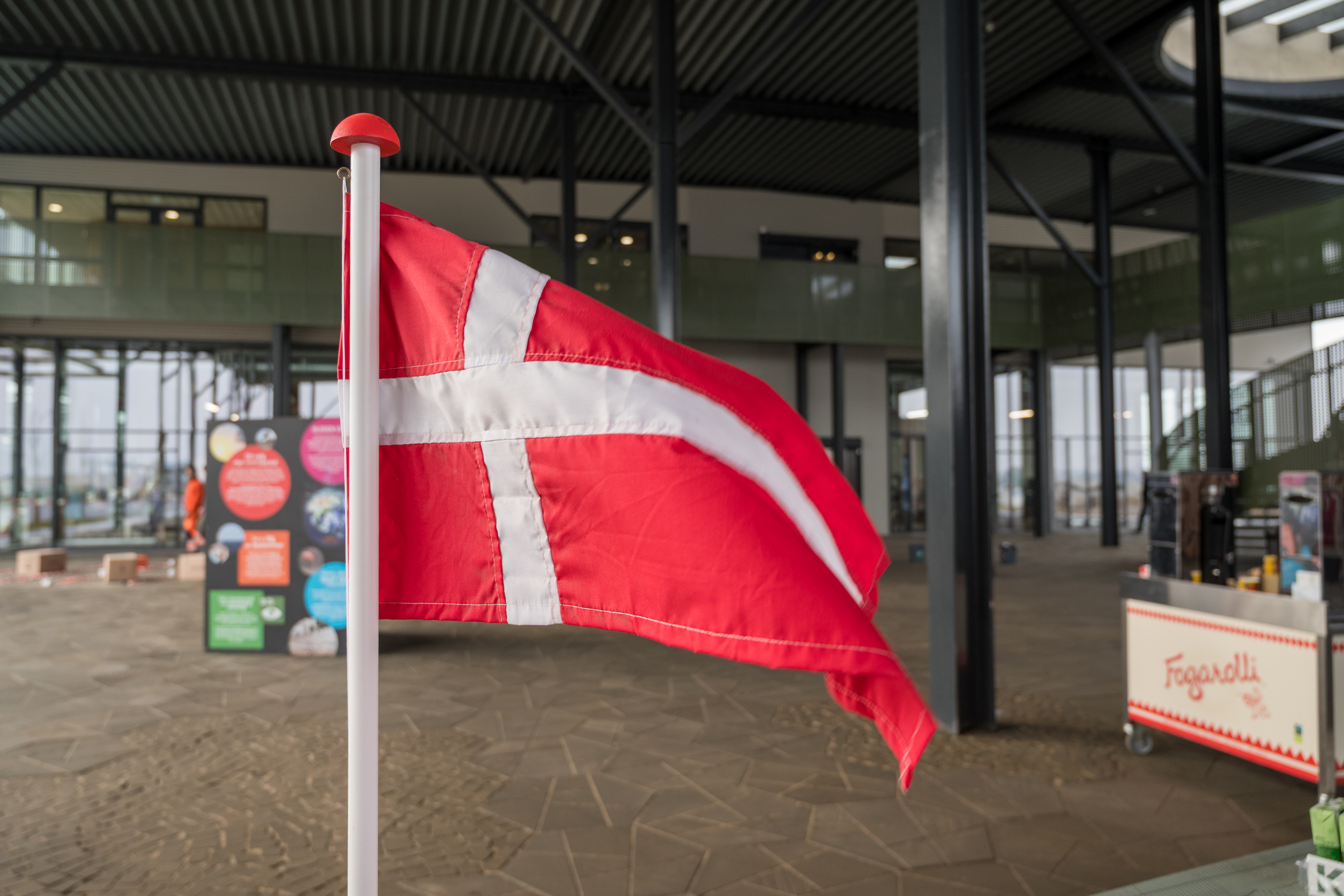 Dannebrogsflag på Torvet ved RessourceCenter Vejle i forbindelsen med fejringen af RCV's 2-års fødselsdag-
