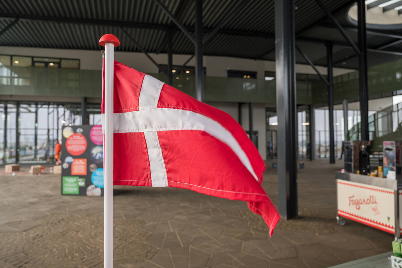 Dannebrogsflag på Torvet ved RessourceCenter Vejle i forbindelsen med fejringen af RCV's 2-års fødselsdag-