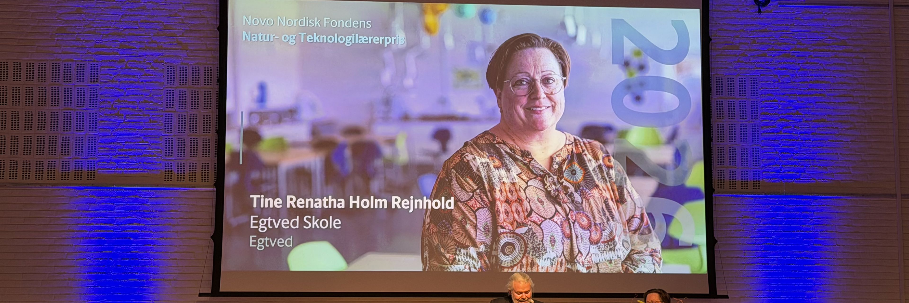 Tine Renatha Holm Rejnhold på scenen til prisoverrækkelsen, hvor hun fik en stor buket blomster og en buket.