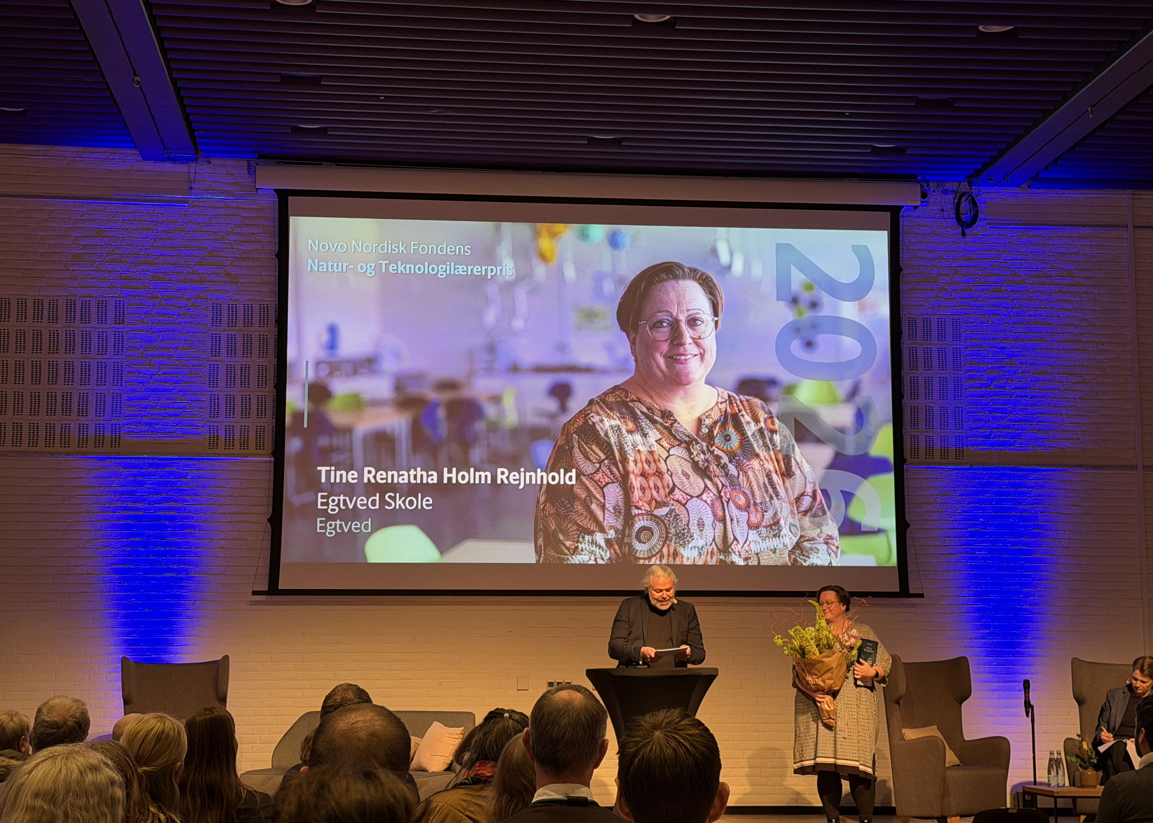 Tine Renatha Holm Rejnhold på scenen til prisoverrækkelsen, hvor hun fik en stor buket blomster og en buket.