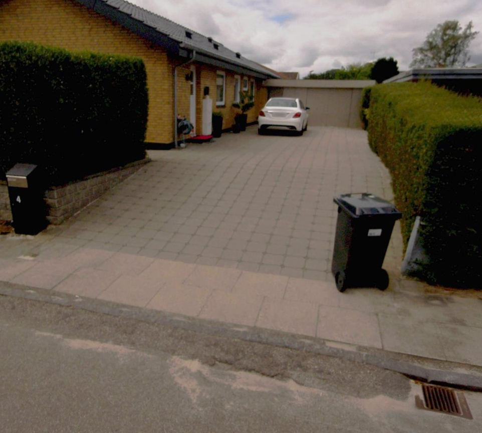 Foto af indkørsel med hældning mod vejrist