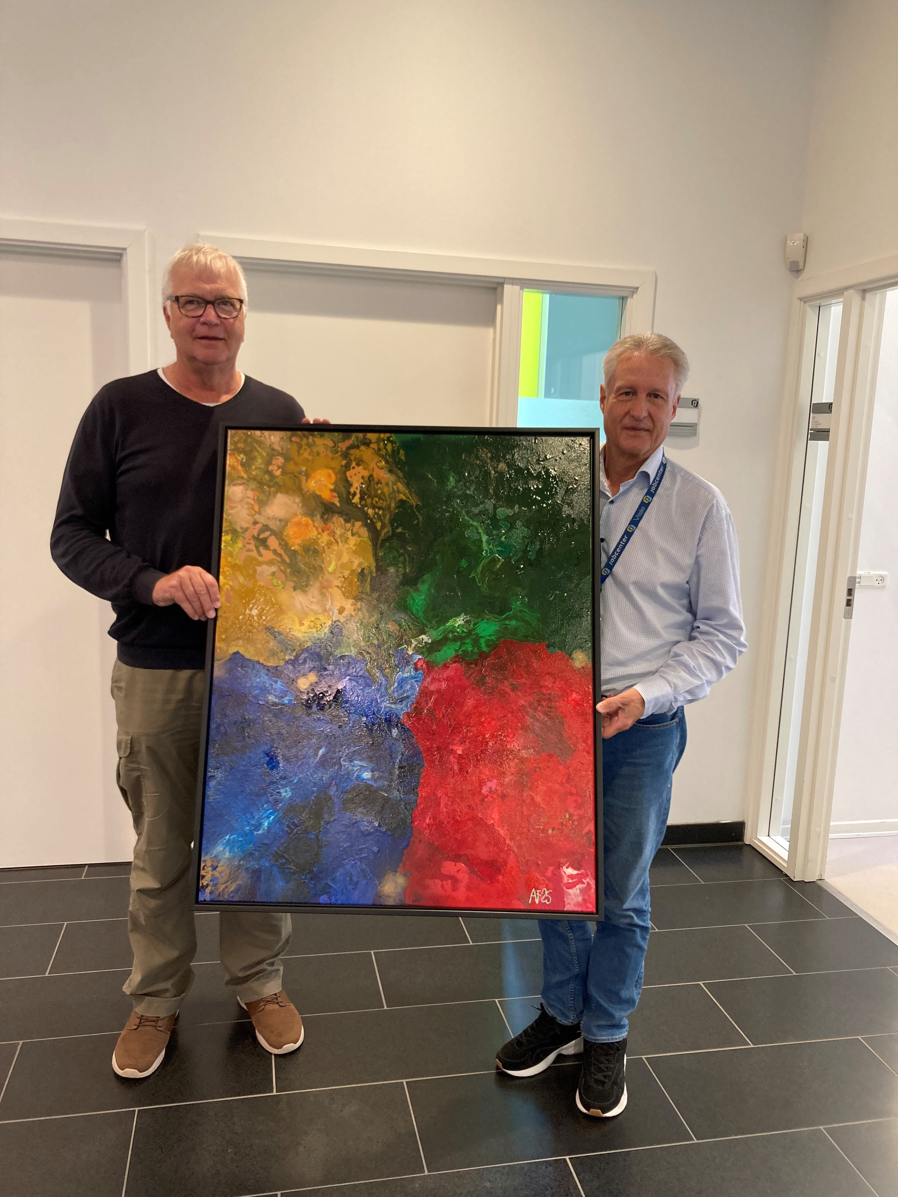 Kunstmaler Allan Fredborg overrakte et maleri til Kristian Pedersen, der vandt B-rækken med 34 point.