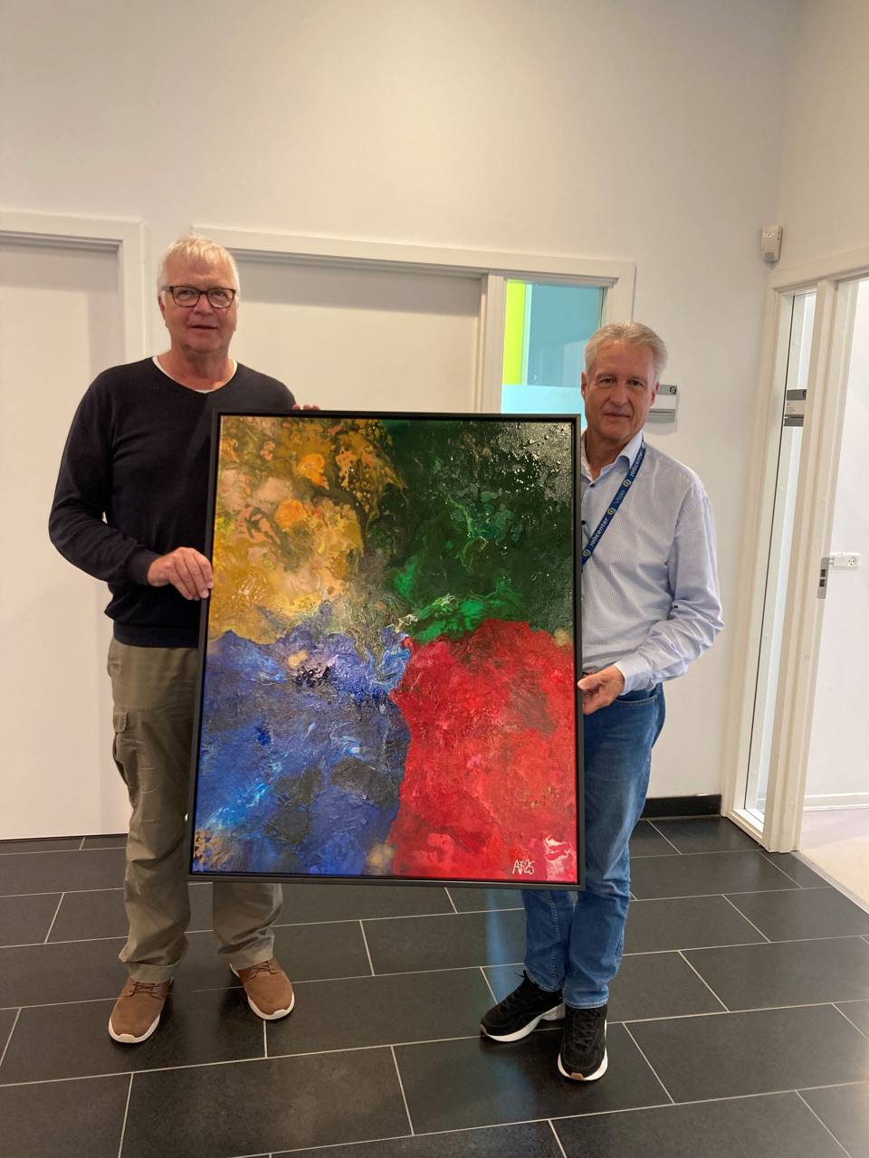 Kunstmaler Allan Fredborg overrakte et maleri til Kristian Pedersen, der vandt B-rækken med 34 point.