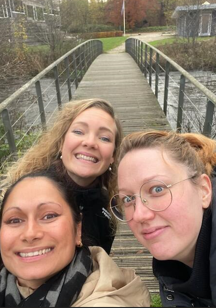 Selfie udefra af 3 smilende elever