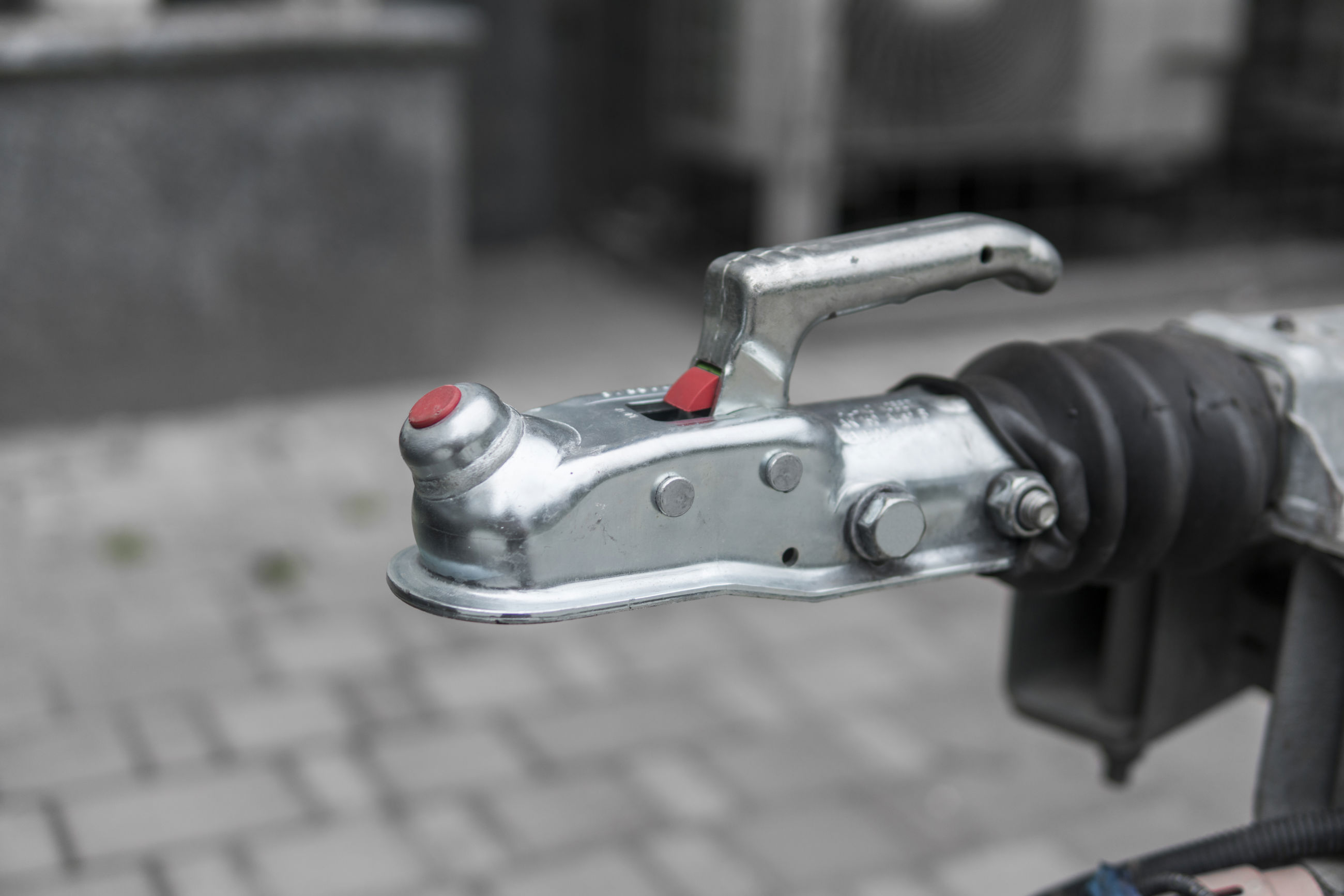 Nærbillede af et trailertræk/håndtag på en anhænger.