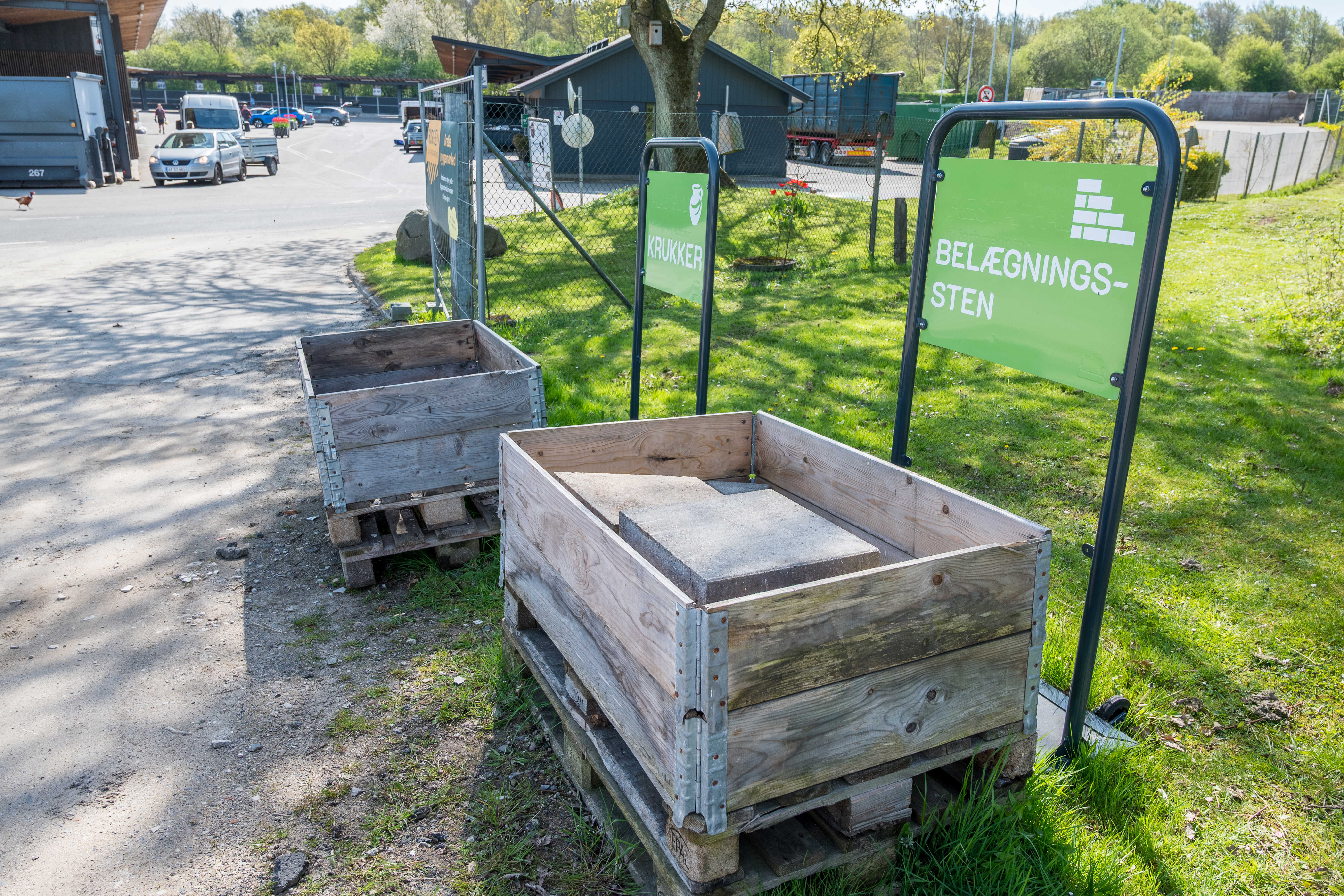 Trækasser med skiltning til 'Krukker' og 'Belægningssten' i BygIgen-området ved Børkop genbrugsplads