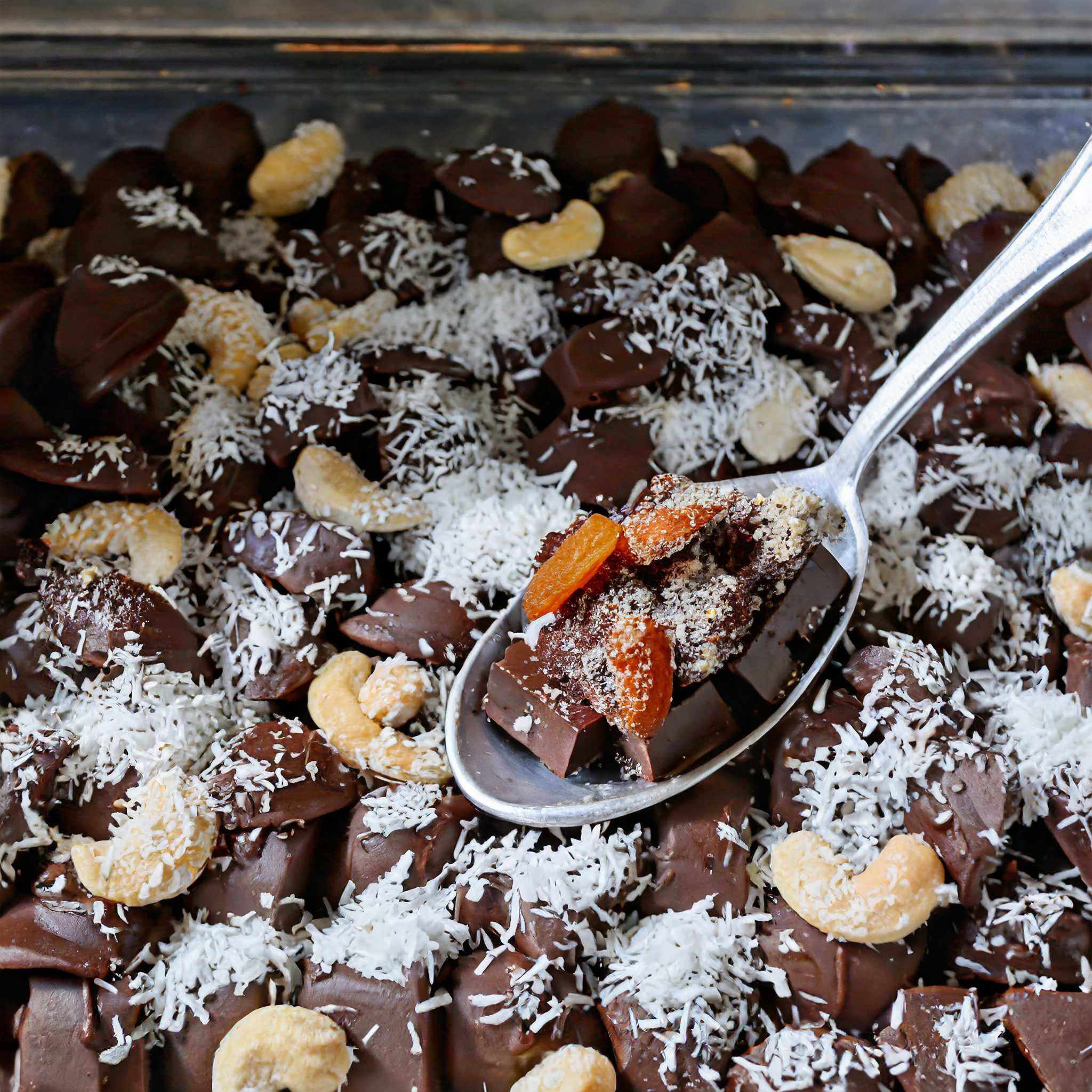 Hjemmelavet julekonfekt med mørk chokolade, kokos, tørret frugt og cashewnødder – bæredygtig og lækker juledessert.