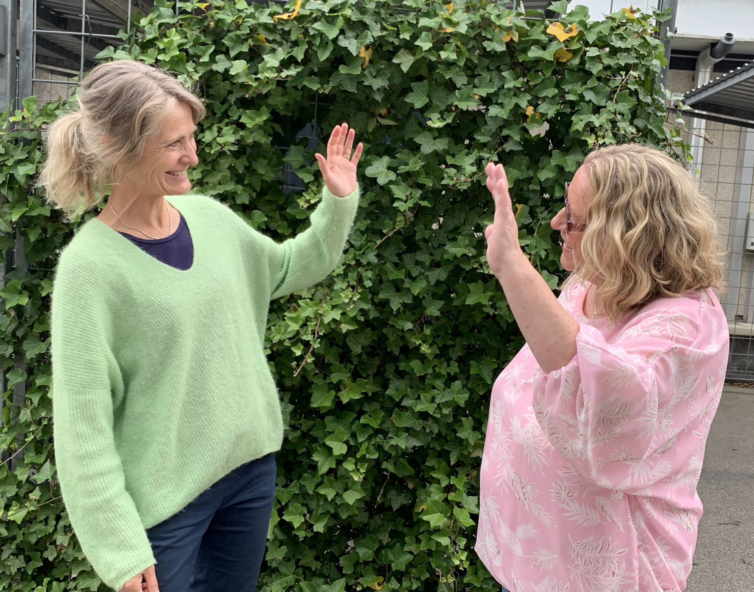 To kvinder der hilser på hinanden