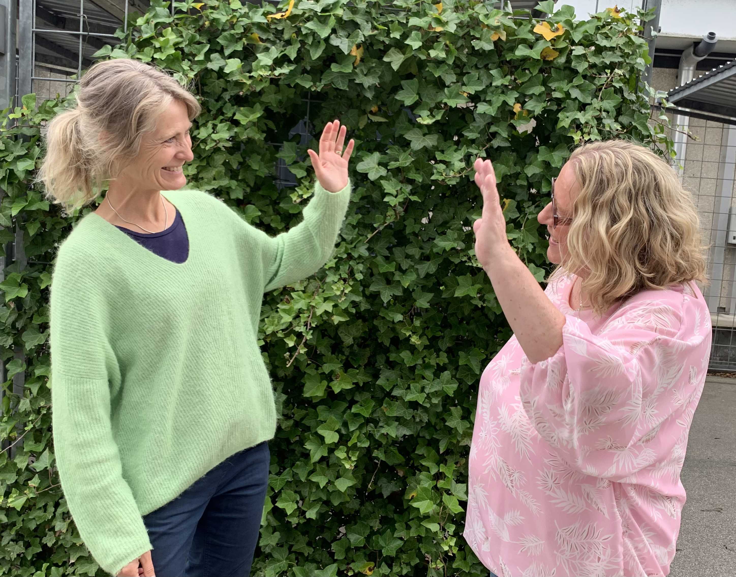 To kvinder der hilser på hinanden