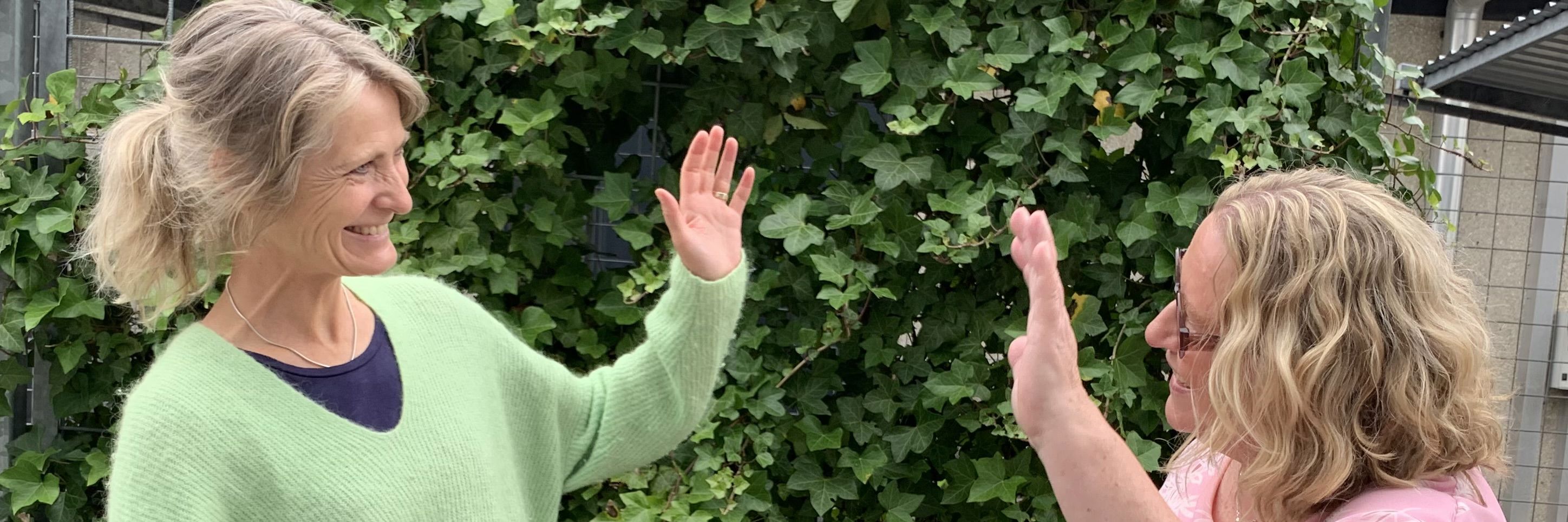 To kvinder der hilser på hinanden