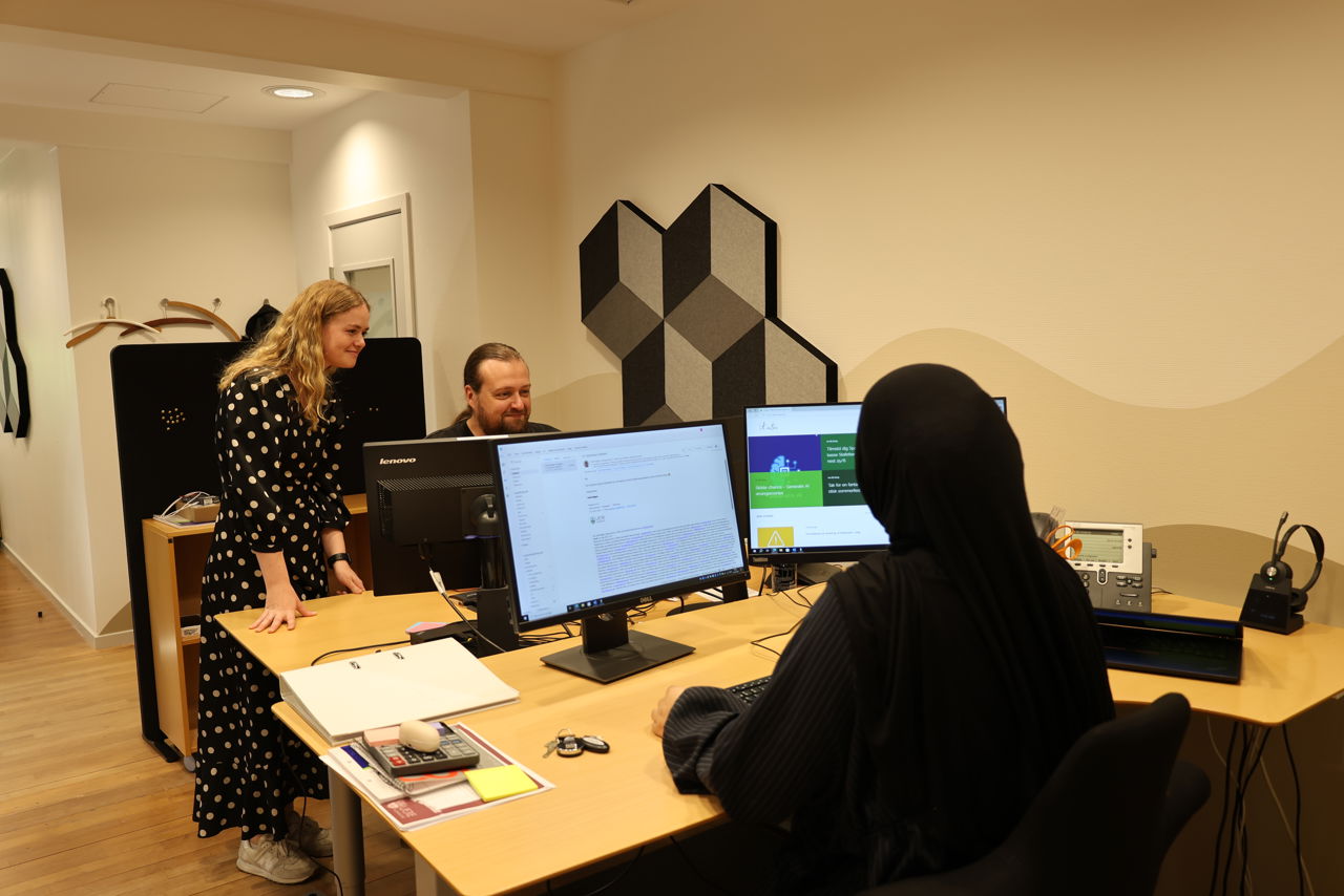 3 elever, som arbejder i samme lokale - 2 ved PC og 1 hjælper til