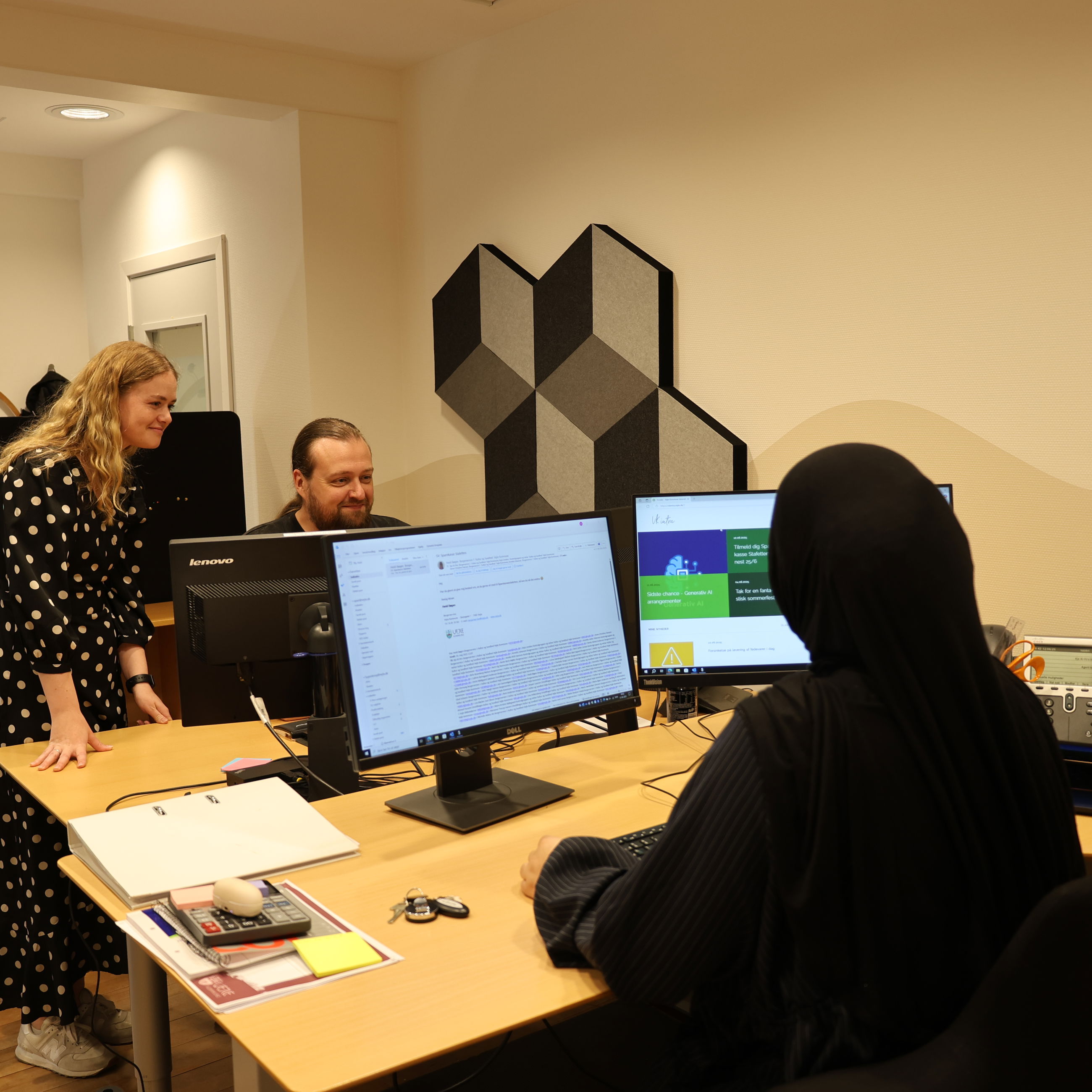 3 elever, som arbejder i samme lokale - 2 ved PC og 1 hjælper til