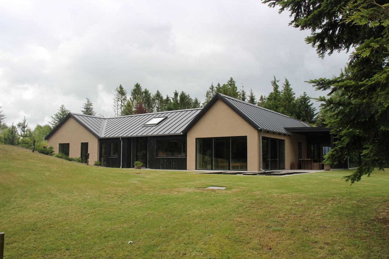 Et kig på et enfamiliehus set fra haven