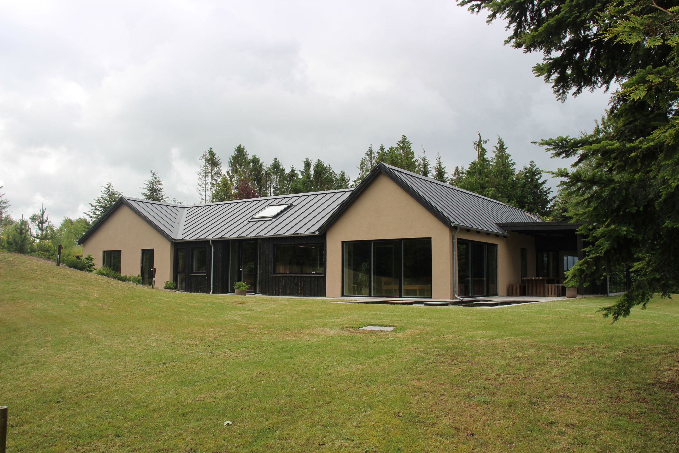 Et kig på et enfamiliehus set fra haven