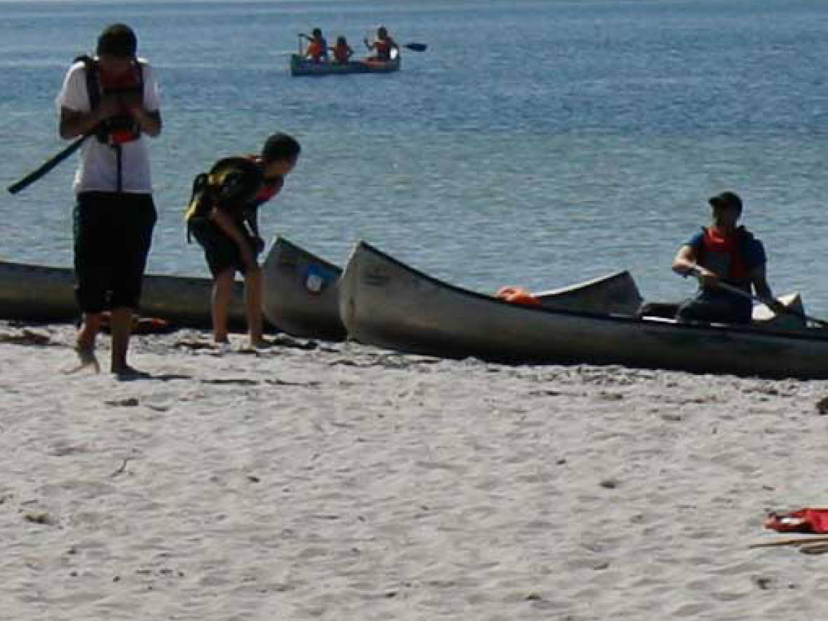 Kanoer ved Fladstranden i Høll