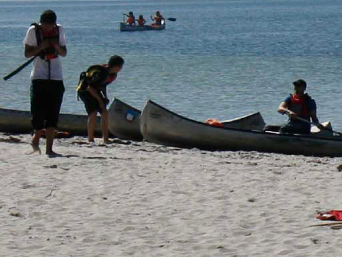 Kanoer ved Fladstranden i Høll
