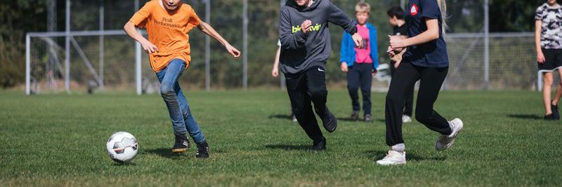 Børn der spiller fodbold
