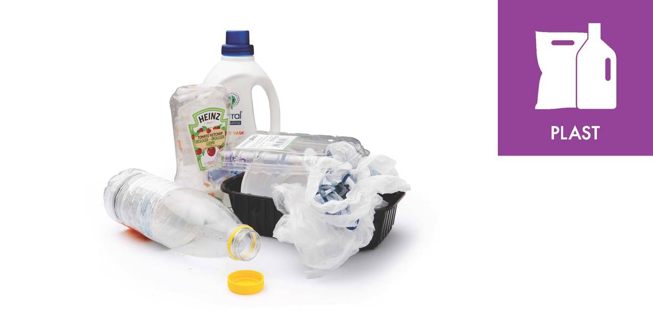 Forskellige former for plastaffald - en tom ketchupflaske, en pose og en flaske uden pant sammen med piktogrammet for plastaffald.