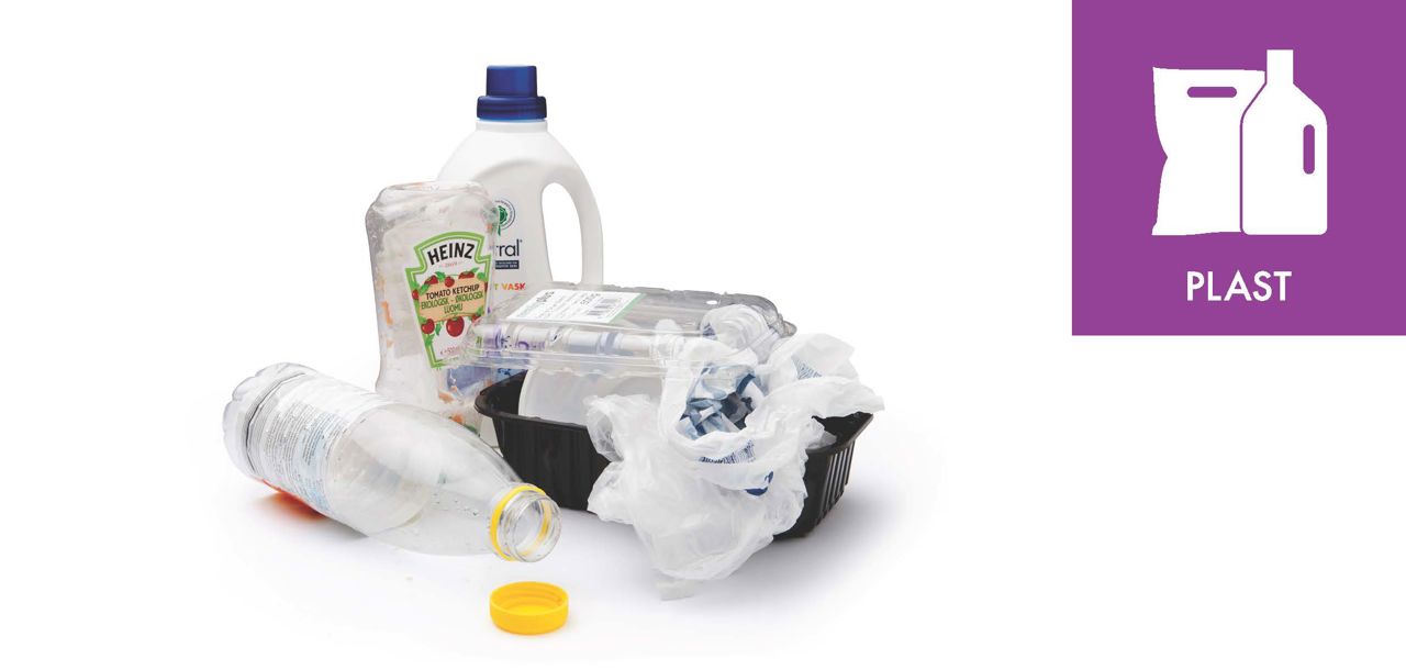Forskellige former for plastaffald - en tom ketchupflaske, en pose og en flaske uden pant sammen med piktogrammet for plastaffald.