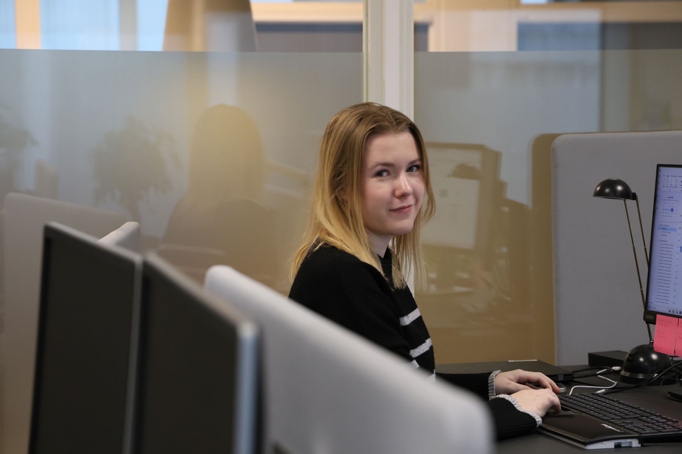 Portræk kontorelev Signe Bernberg ved PC